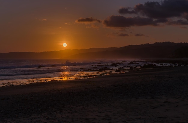 hermosa vista a la playa al atardecer