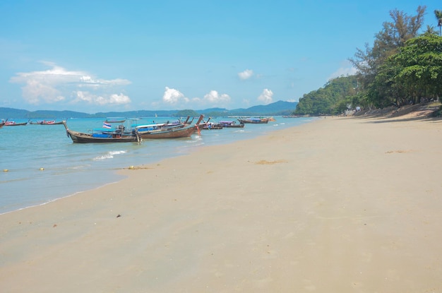 Una hermosa vista de la playa de Krabi en Tailandia