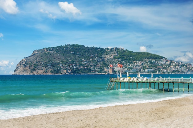 Hermosa vista de la playa del mar en Alanya Turquía Famoso destino turístico en Turquía