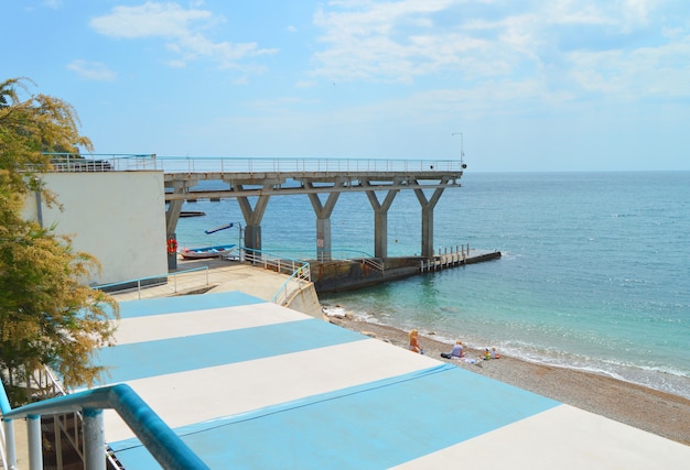 Foto hermosa vista de la playa, el mar y el muelle, la recreación de la playa y el concepto de turismo.