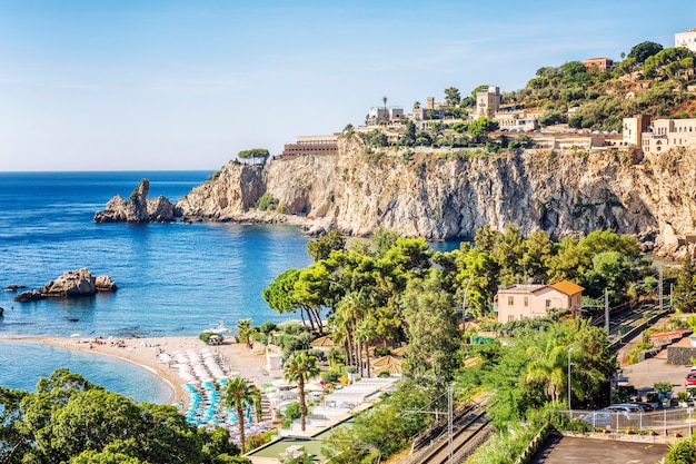 Hermosa vista de la playa en las montañas