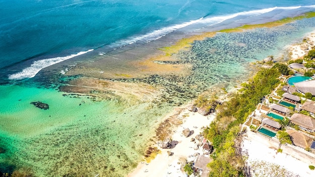 Una hermosa vista de la playa de Padang Padang ubicada en Bali Indonesia