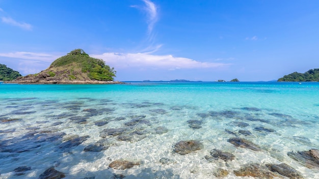 Hermosa vista a la playa Paisaje marino de la isla de Koh Chang en la provincia de Trad Este de Tailandia sobre fondo de cielo azul Paisaje de la isla del mar de Tailandia