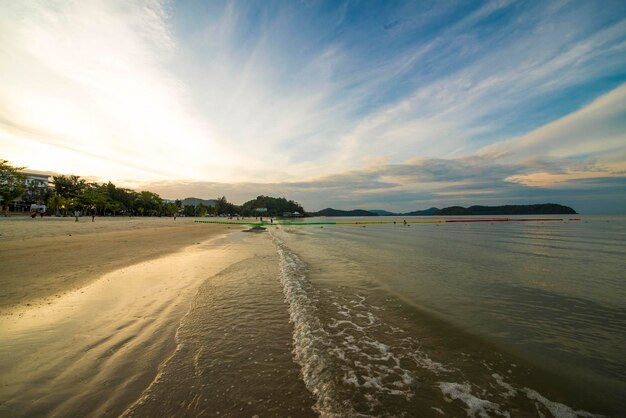 Una hermosa vista de la playa de Pantai Cenang en Langkawi Malasia