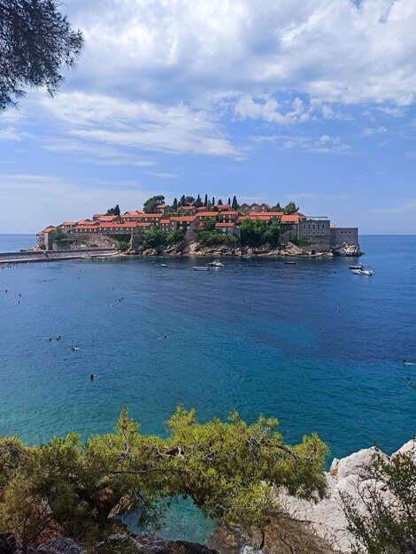 Hermosa vista desde la playa rocosa en la isla de Sveti Stefan en Montenegro