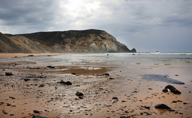 Hermosa vista de la playa rocosa de