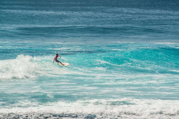 Una hermosa vista de la playa de Uluwatu ubicada en Bali Indonesia