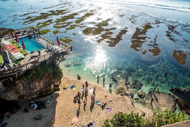 Una hermosa vista de la playa de Uluwatu ubicada en Bali Indonesia