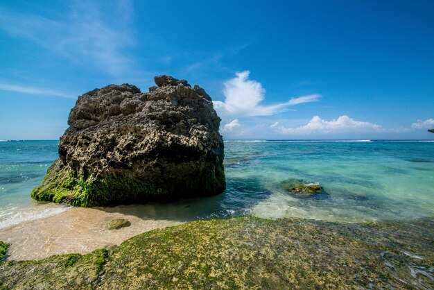 Una hermosa vista de la playa de Uluwatu ubicada en Bali Indonesia