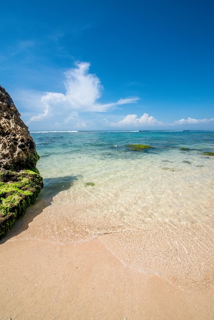 Una hermosa vista de la playa de Uluwatu ubicada en Bali Indonesia