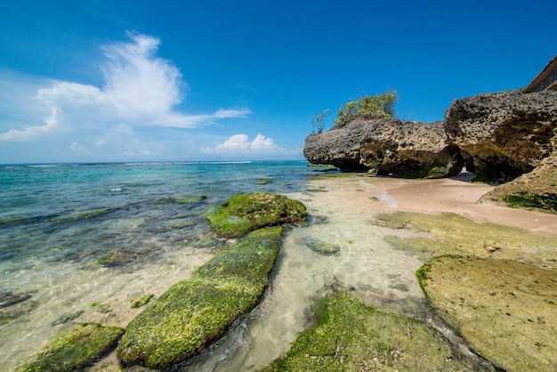 Una hermosa vista de la playa de Uluwatu ubicada en Bali Indonesia