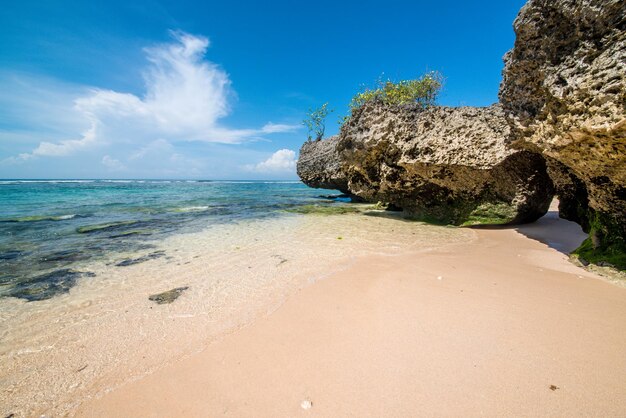 Una hermosa vista de la playa de Uluwatu ubicada en Bali Indonesia