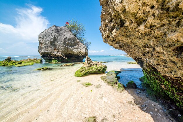 Una hermosa vista de la playa de Uluwatu ubicada en Bali Indonesia