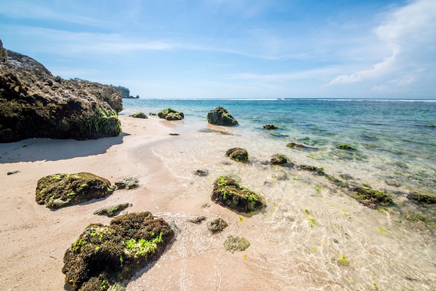 Una hermosa vista de la playa de Uluwatu ubicada en Bali Indonesia