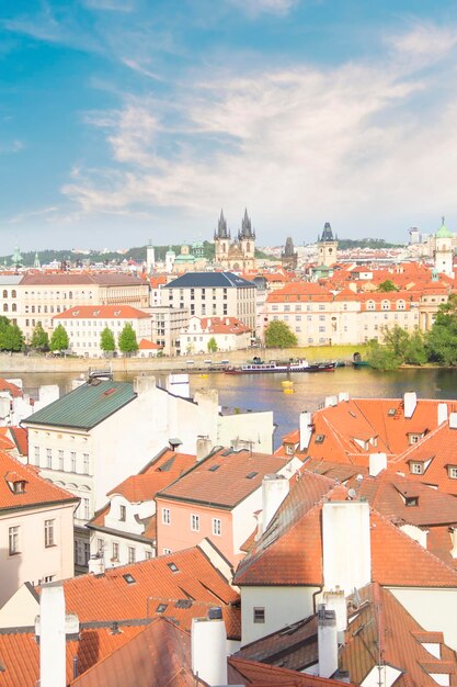 Hermosa vista de la Plaza de la Ciudad Vieja, la Iglesia de Tyn y la Catedral de San Vito en Praga, República Checa