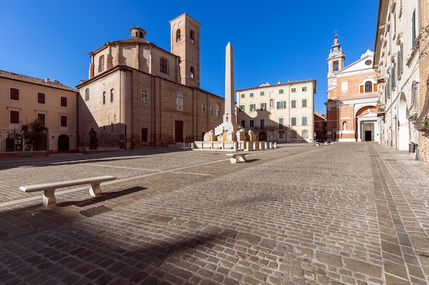 Foto hermosa vista de la plaza piazza federico ii con la famosa fuente del obelisco en la ciudad de jesi. marcas, italia