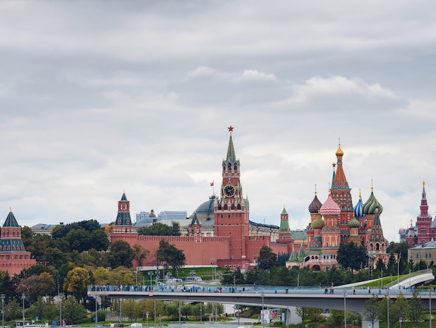 Foto hermosa vista de la plaza roja con el kremlin de moscú y la catedral de san basilio en el verano lluvioso este es el principal destino turístico de moscú hermoso panorama del corazón de la ciudad