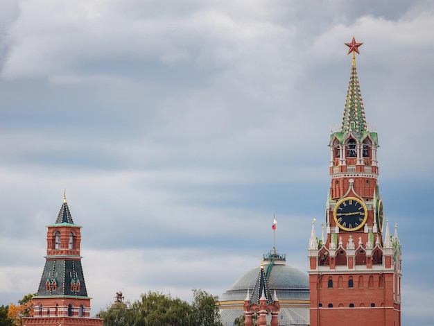 Hermosa vista de la Plaza Roja con el Kremlin de Moscú y la Catedral de San Basilio en el verano lluvioso Este es el principal destino turístico de Moscú Hermoso panorama del corazón de la ciudad