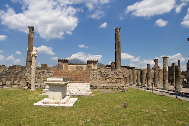 Hermosa vista de Pompeya y el Vesubio