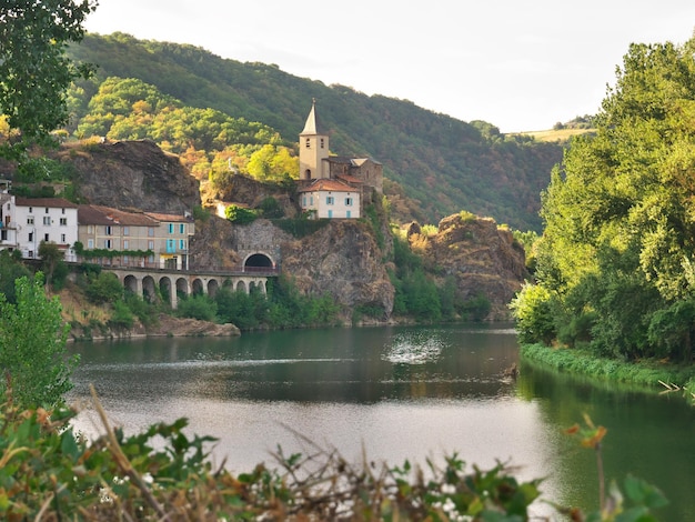 Hermosa vista del pueblo de Ambialet en el sur de Francia