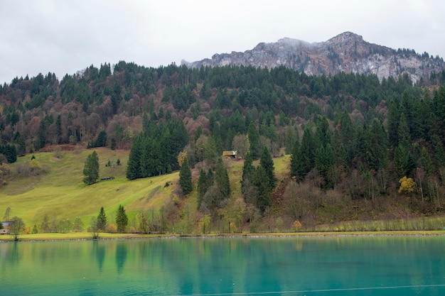 Hermosa vista del pueblo de campo y montaña en otoño en Engelberg, Suiza