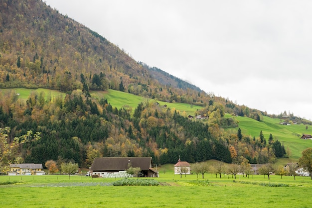 Hermosa vista del pueblo de campo y montaña en otoño en Engelberg, Suiza