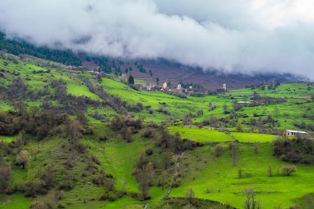 Hermosa vista del pueblo de montaña en Upper Svaneti. Georgia