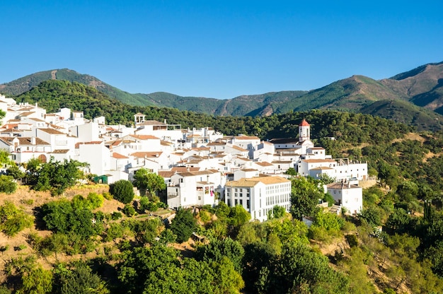 Hermosa vista del pueblo en las montañas de Genalguacil, Málaga, España