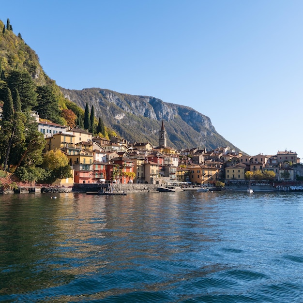 Hermosa vista del pueblo de vacaciones de Varenna desde un barco en el lago de Como