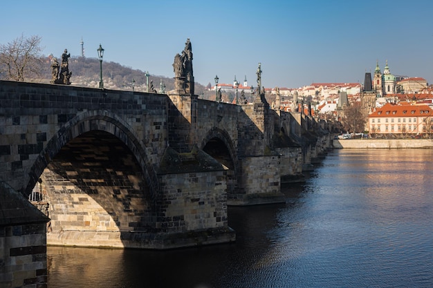 Hermosa vista del Puente de Carlos en Praga República Checa a finales de marzo Fría primavera soleada Agradables paseos turísticos por los lugares históricos de Europa