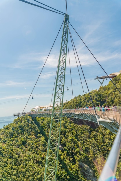 Una hermosa vista del puente del cielo de Langkawi ubicado en Malasia