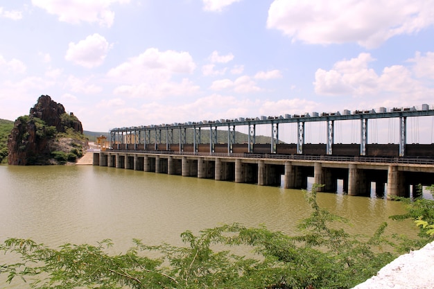 Hermosa vista del puente de Herkel cum aluvión.