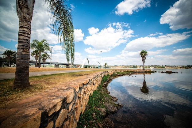 Una hermosa vista del puente JK ubicado en Brasilia, capital de Brasil