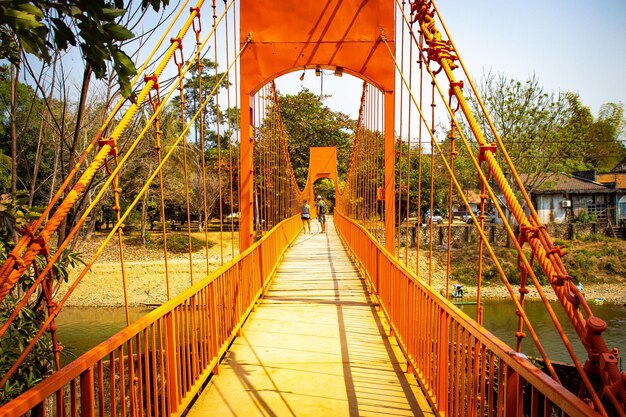 Una hermosa vista del puente naranja ubicado en Vang Vieng Laos