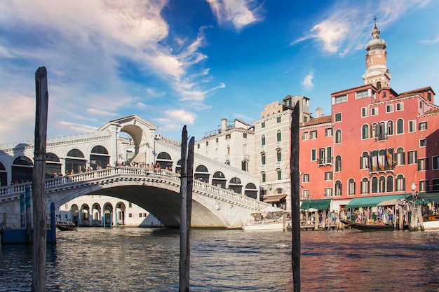 Hermosa vista del puente de Rialto y el Gran Canal, Venecia, Italia