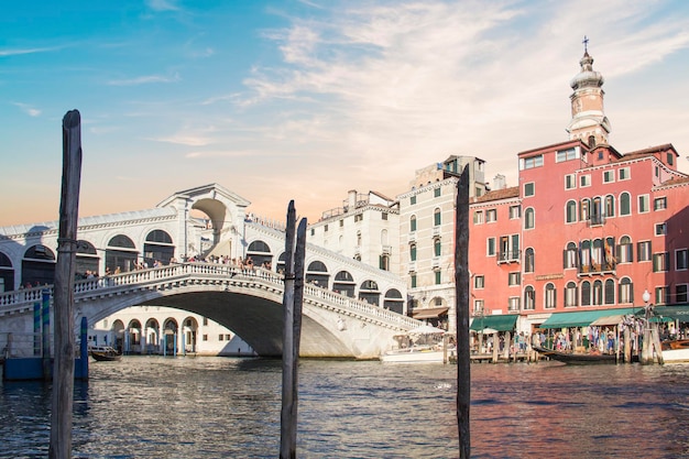 Hermosa vista del puente de Rialto y el Gran Canal, Venecia, Italia