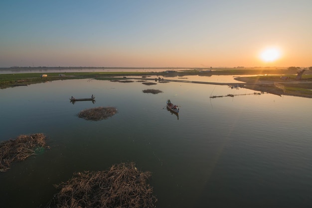 Una hermosa vista del puente y el río U Bein ubicado en Mandalay Myanmar