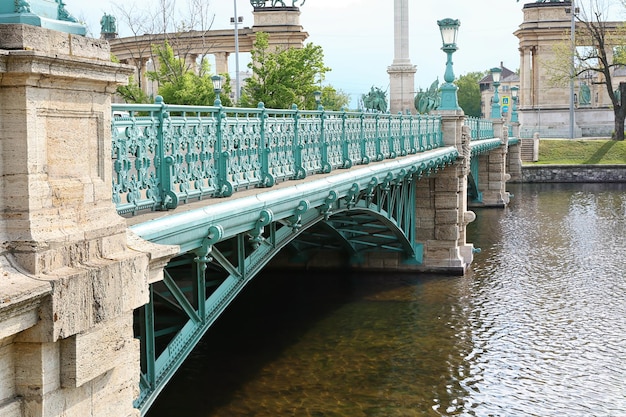 Foto hermosa vista del puente sobre el río