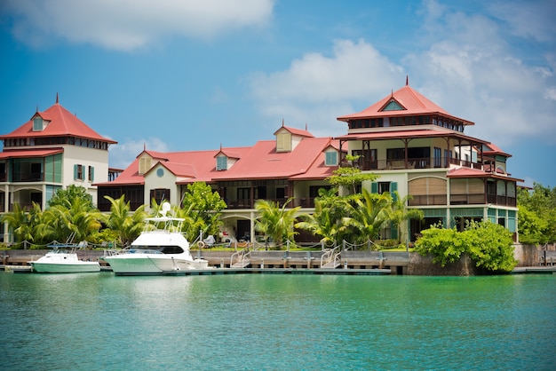 Una hermosa vista del puerto deportivo en Eden Island, Mahe, Seychelles