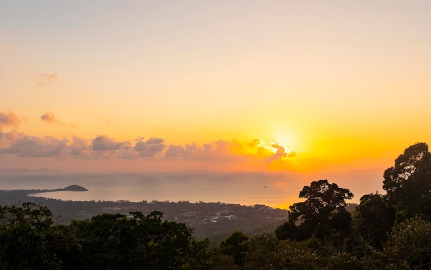 Hermosa vista de la puesta de sol y el mar desde el punto de vista en la isla Tailandia de Koh Samui