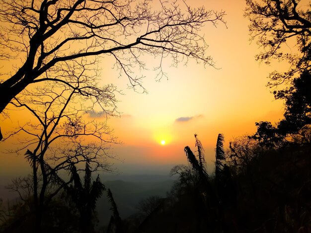 Una hermosa vista de la puesta de sol de la montaña con un cielo dorado llamado valle de Sajek en Bangladesh