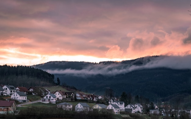 Hermosa vista de la puesta de sol en un pequeño pueblo de Alemania