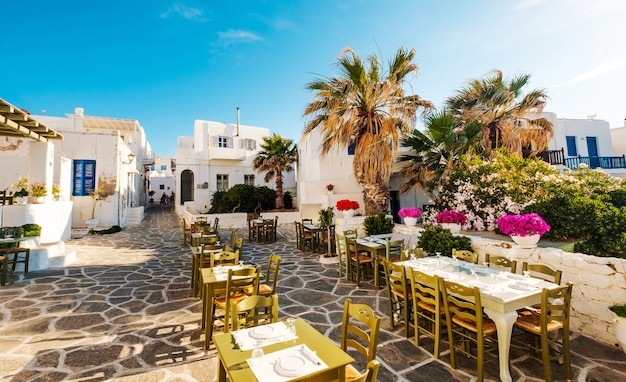 Hermosa vista del restaurante y la arquitectura blanca alrededor de la calle griega del sol