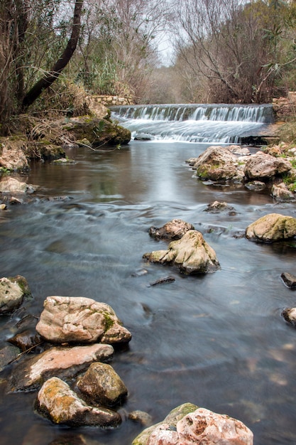 Hermosa vista de un río fresco en la región de Algarve, Portugal.