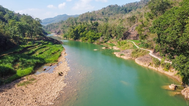 Hermosa vista del río limpio y verde