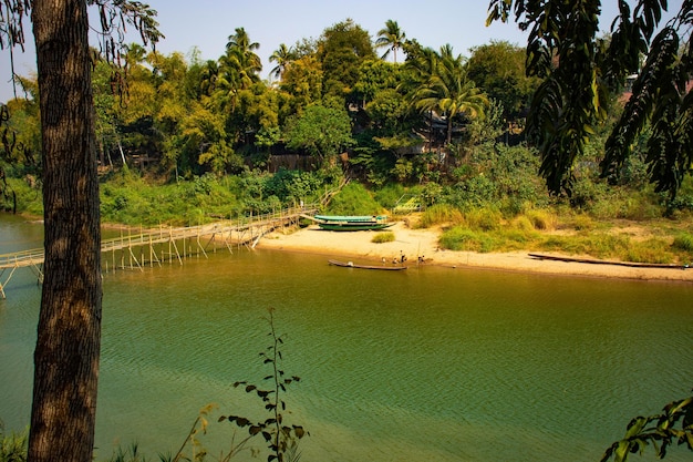 Una hermosa vista del río Mekong en la ciudad de Luang Prabang Laos