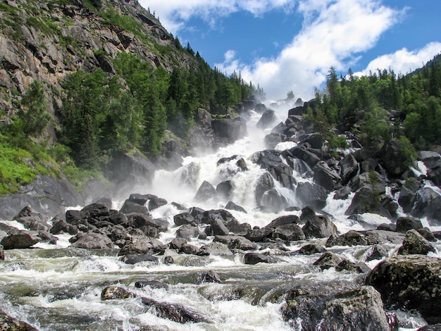 Hermosa vista del río de la montaña en verano, Altai, Rusia de