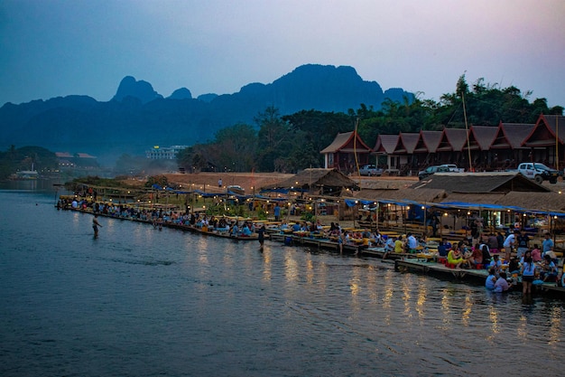 Una hermosa vista del río Nansong ubicado en Vang Vieng Laos