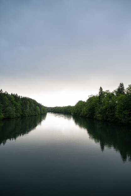 Hermosa vista del río tranquilo