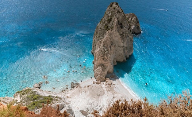 Hermosa vista de la roca en el mar.